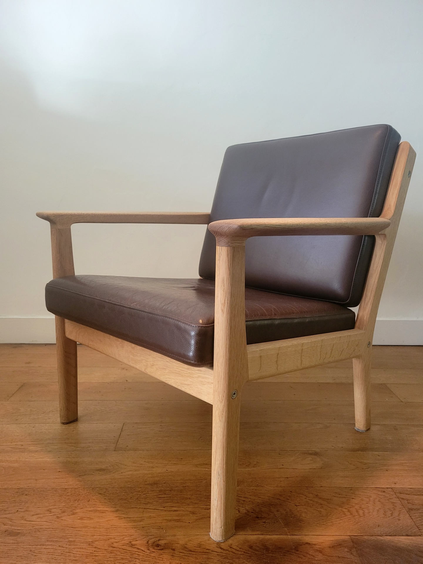 Hans Wegner Arm Chair by Getama Model 265 in Oak and Leather