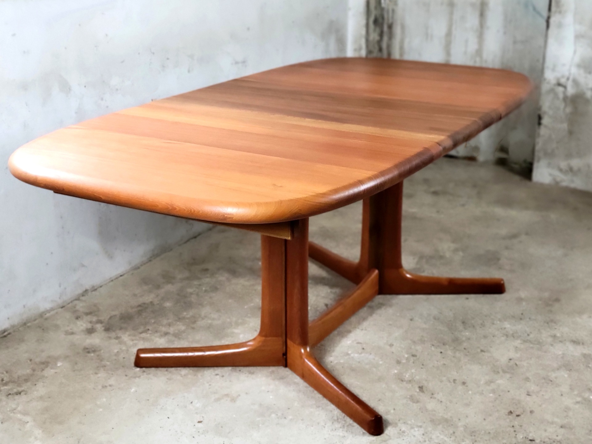 Extendable  Danish design dining table by Dyrlund in teak